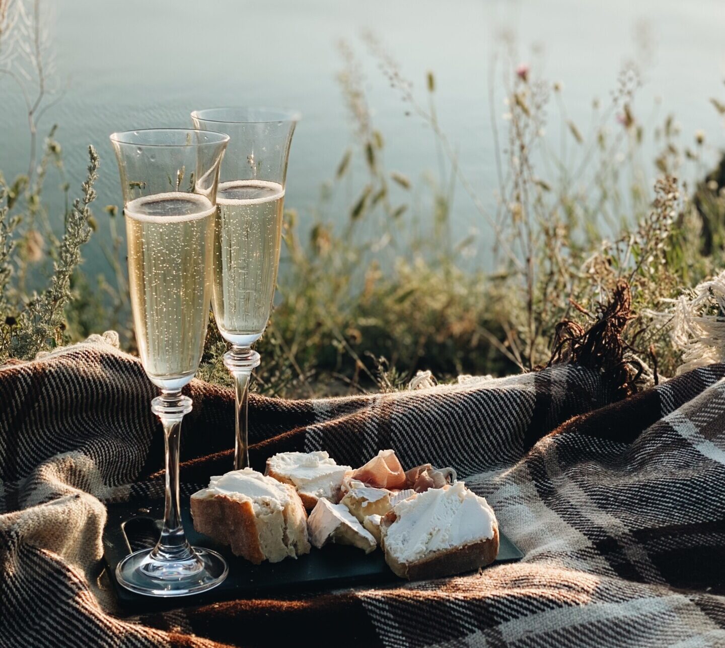 5 izvirnih idej za tematske piknike: Popeljite svoje goste na kulinarično avanturo!